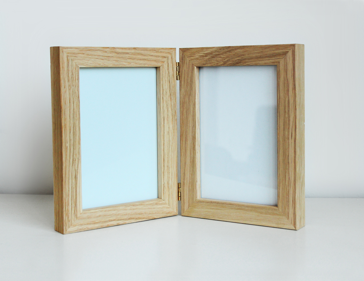 Joint photo frames made with oak wood profile, in tabletop sizes. Picture frame producer Debex Suisse.