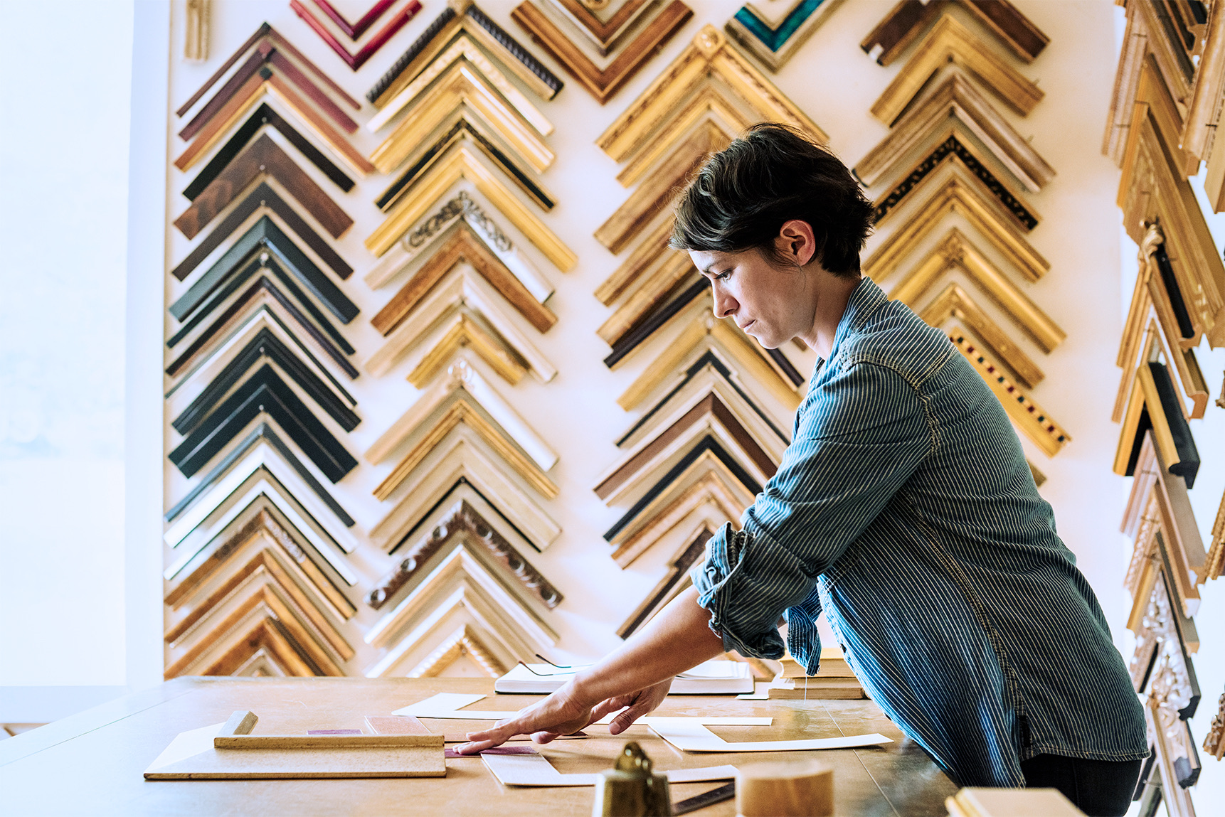 How to Choose the Right Frame Manufacturer for Your Business